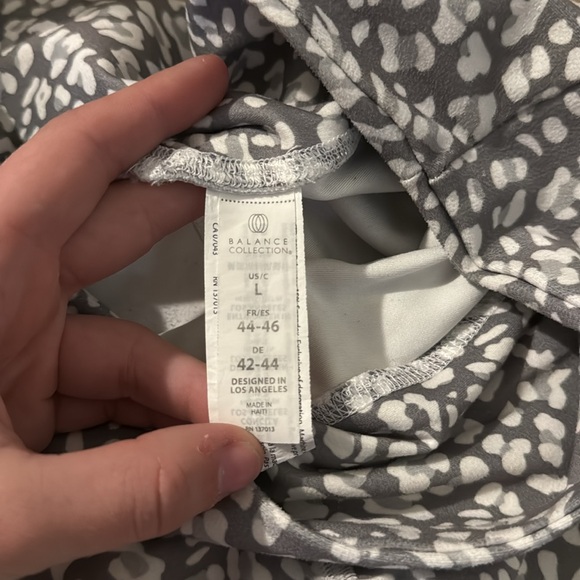 Grey and white cheetah print leggings 
Women’s large - Picture 3 of 4